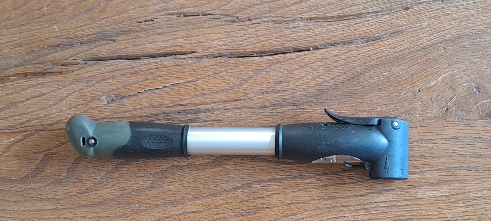Compacte fietspomp met drukmeter, Fietsen en Brommers, Ophalen of Verzenden, Drukmeter, Gebruikt