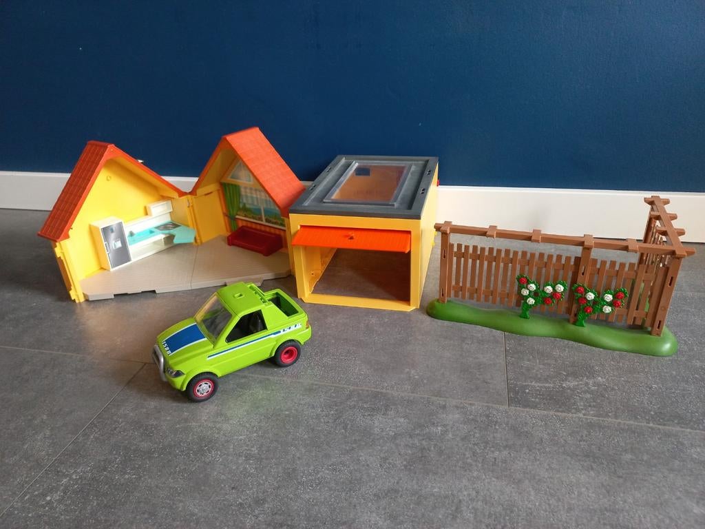 Playmobil huis en garage met auto, Ophalen, Zo goed als nieuw