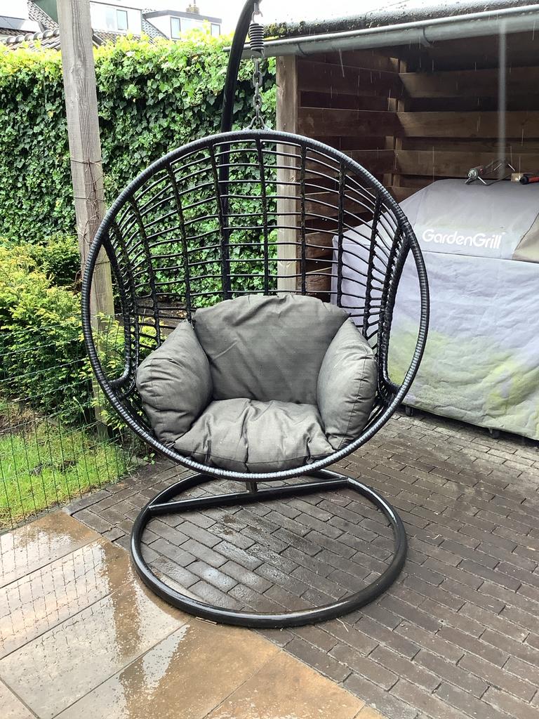 Comfortabele hangstoel met standaard en kussen, Ophalen, Gebruikt, Metaal