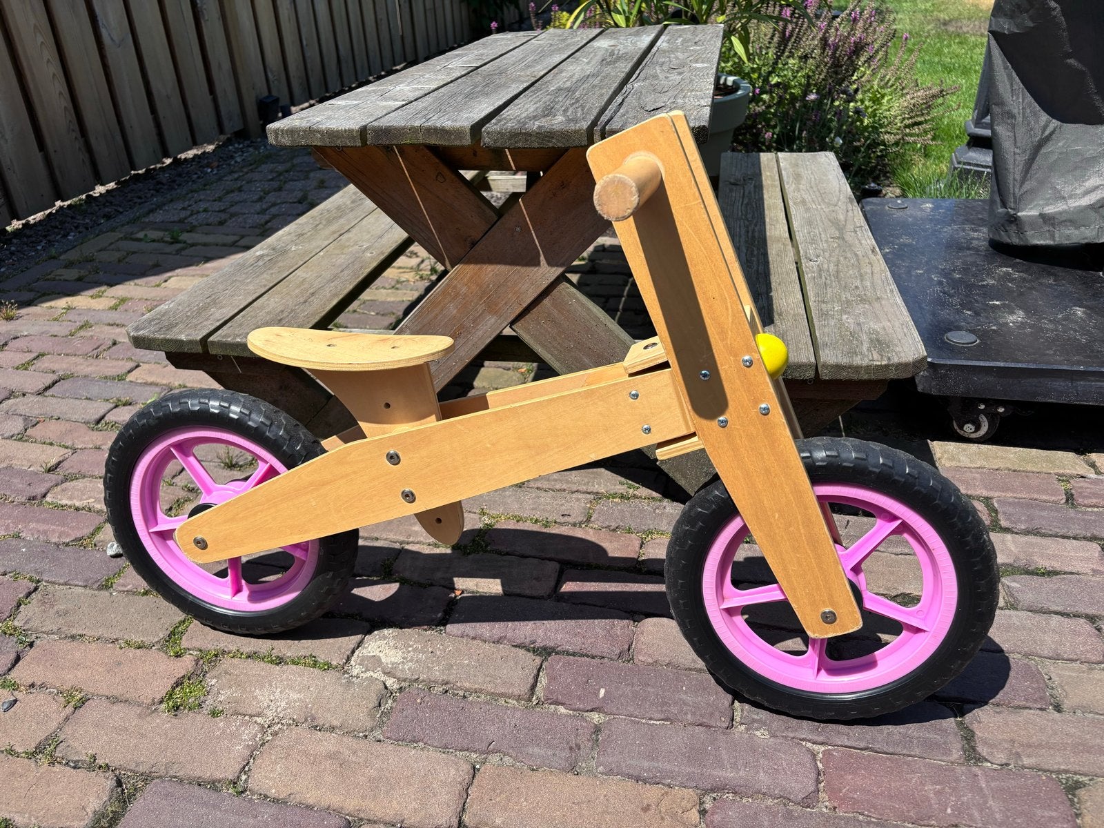Houten loopfiets met roze wielen - uitstekende staat, Ophalen, Zo goed als nieuw, Loopfiets