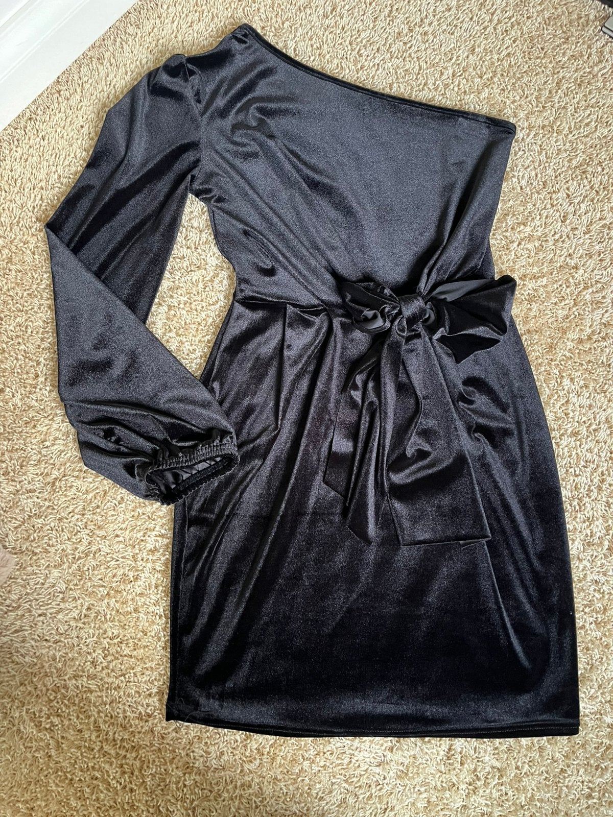 One shoulder party jurk met strik zwart fluweel/velvet Xs/s, Kleding | Dames, Zwart, Ophalen of Verzenden, Zo goed als nieuw, Maat 34 (XS) of kleiner