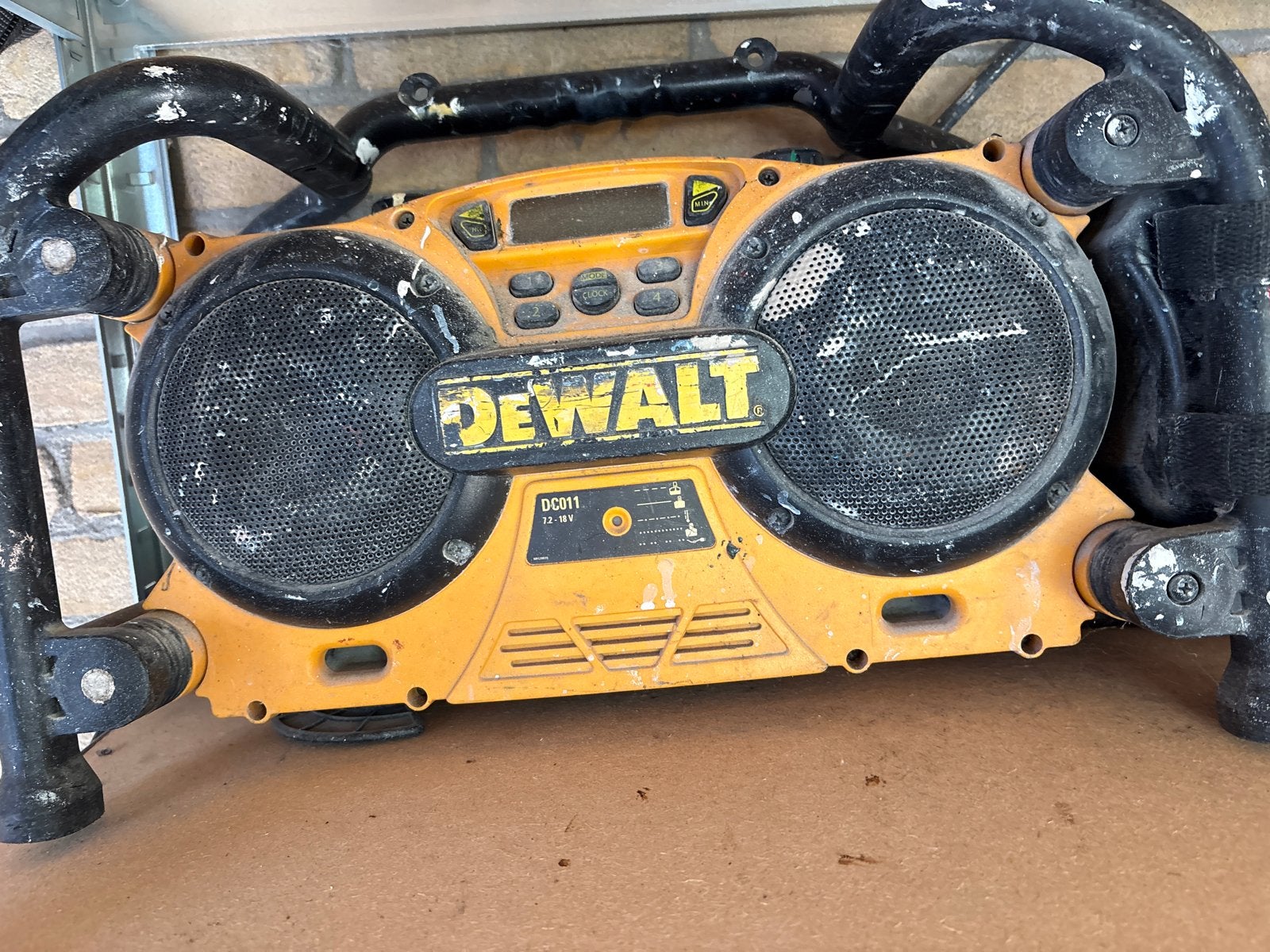 Degelijke DeWALT bouwradio DC011 - Ideaal voor de werkplaats, Ophalen, Gebruikt, Bouwradio