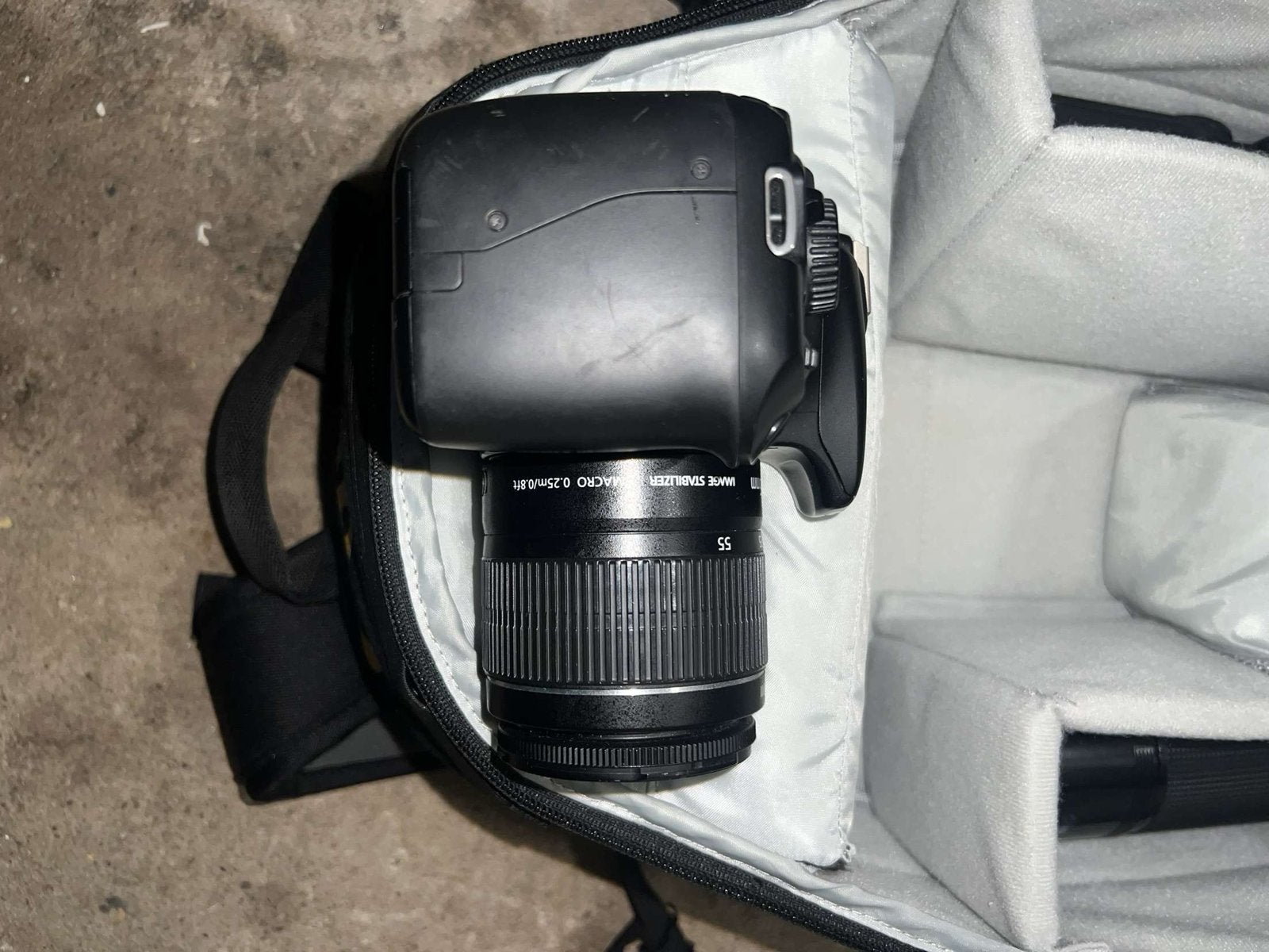 Foto 2 van Canon EOS 1100D spiegelreflexcamera met lenzen en flitser