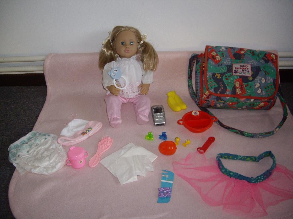 baby chou chou + verzorgingstas met acc, Ophalen of Verzenden, Zo goed als nieuw, Babypop