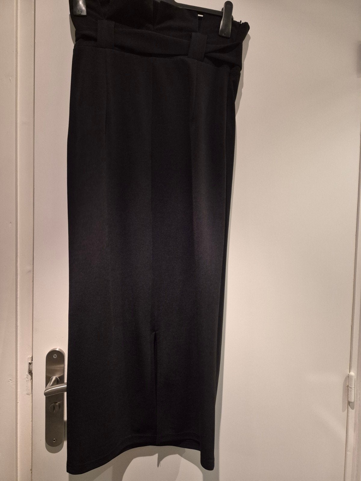 Mooie lange uitlopende rok met split - Maat 38, Kleding | Dames, Maat 38/40 (M), Zwart, Ophalen of Verzenden, Gedragen