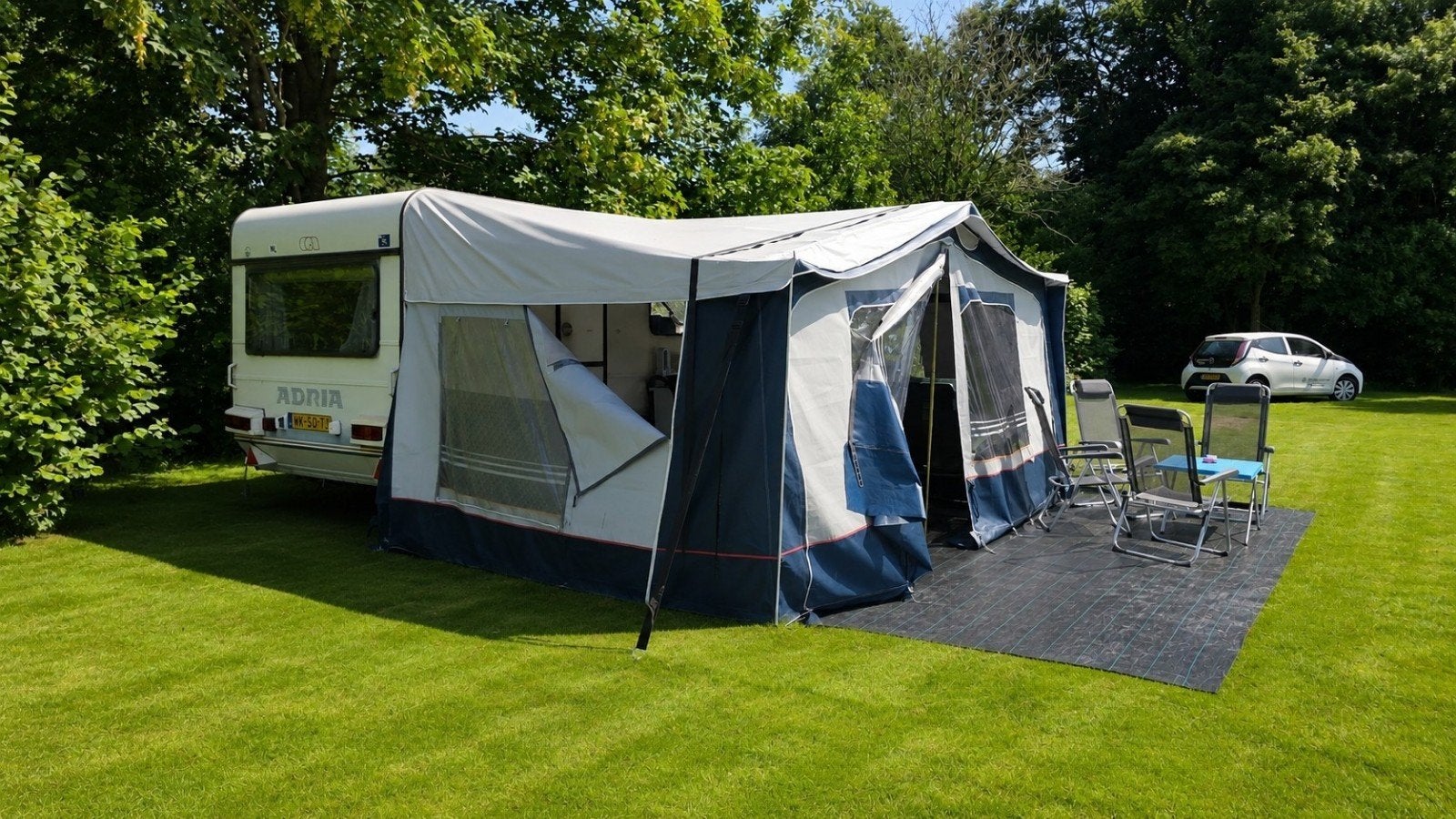 Adria Caravan uit 1994 met complete kampeeruitrusting, Adria, 500 - 750 kg, Koelkast, Tot en met 4