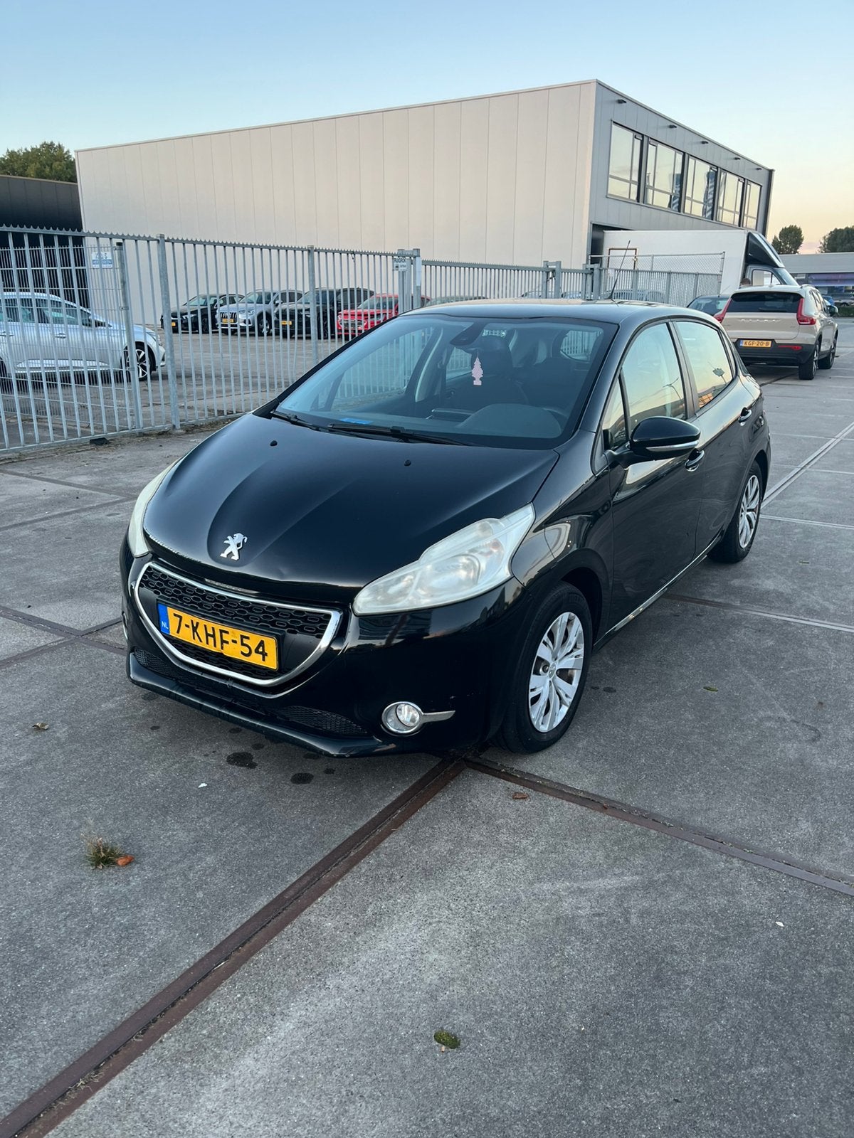 Peugeot 208 1.2 VTI 60KW/82PK 5-D 2013 Zwart, Auto's, Voorwielaandrijving, Airbags, 31 €/maand, 1199 cc