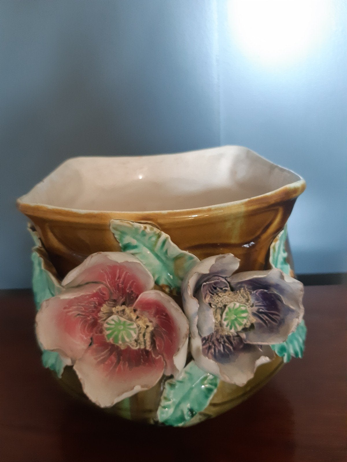 Antieke bloempot met bloemdecoratie, Ophalen