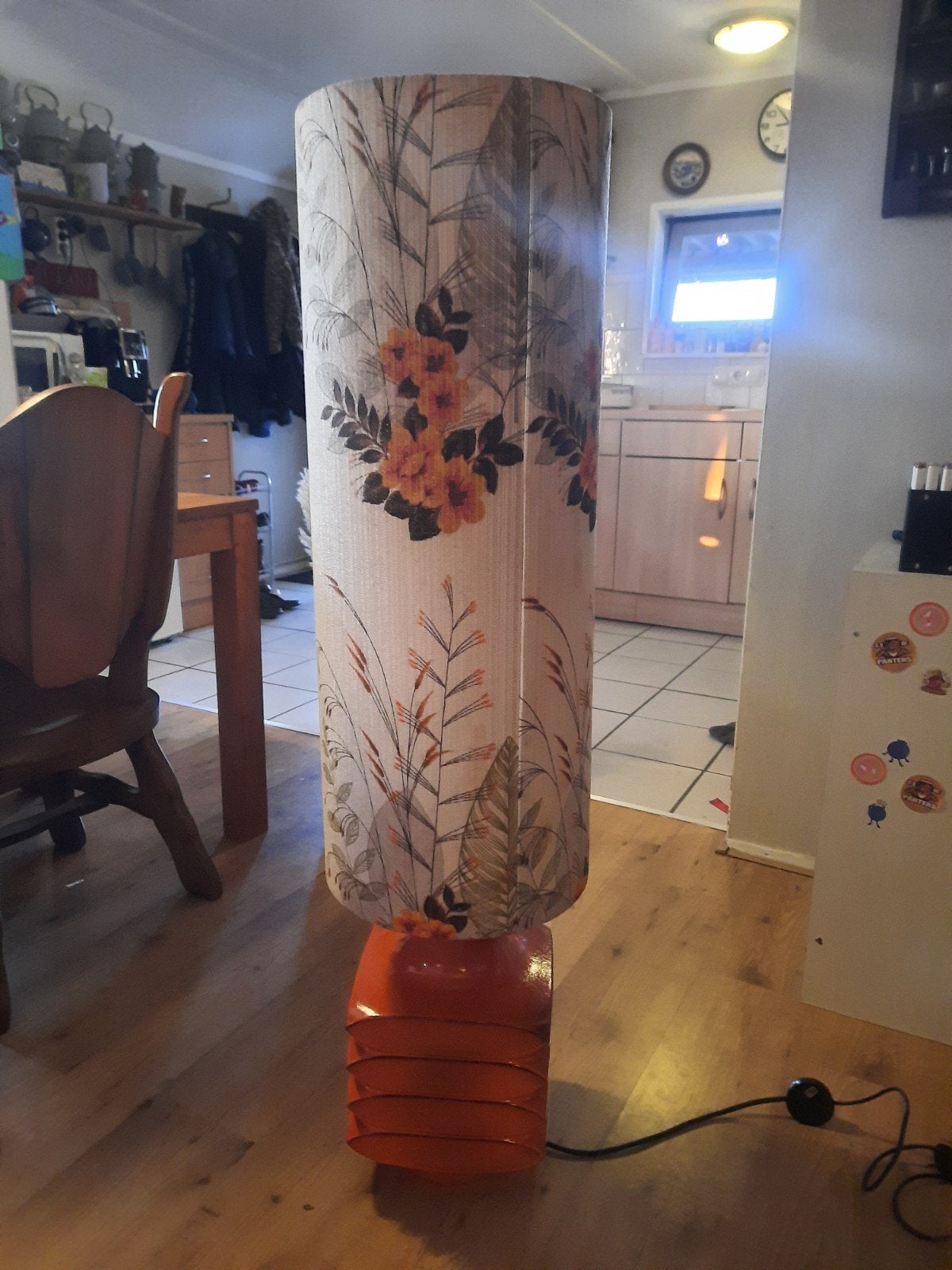 Vintage Vloerlamp met Oranje Keramische Voet en Bloemenprint, Huis en Inrichting, Lampen | Vloerlampen, Gebruikt, Textiel, 100 tot 150 cm