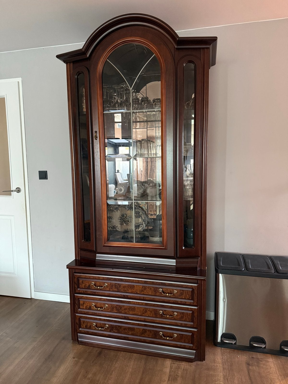 Klassieke vitrinekast met lades en glazen deuren, Ophalen, Gebruikt, 100 tot 150 cm, 200 cm of meer