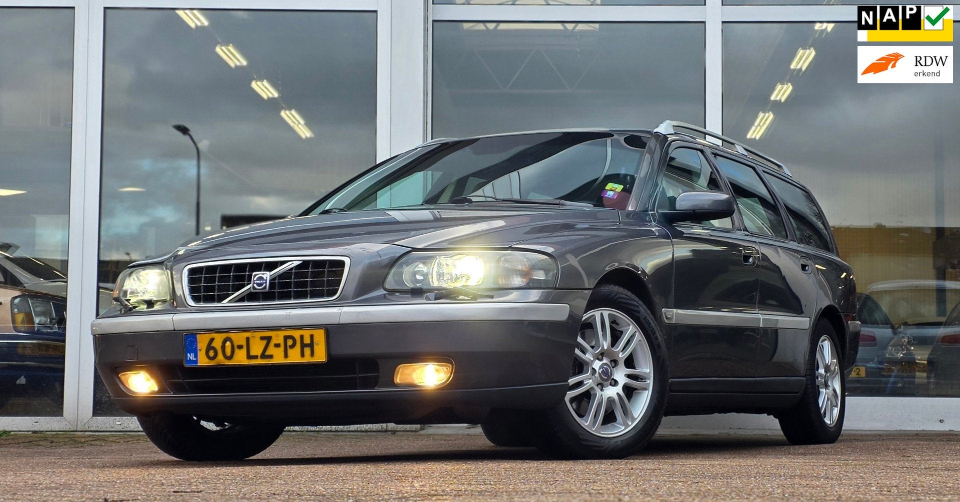 Volvo V70 2.5 T Titanium 210pk Lerenbekleding Trekhaak Garan, Auto's, Volvo, Voorwielaandrijving, 1556 kg, Beige, 2521 cc
