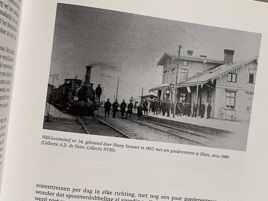 De ijzeren weg in een land vol water. Spoorwegen, Ophalen of Verzenden, Zo goed als nieuw, Trein, Boek of Tijdschrift