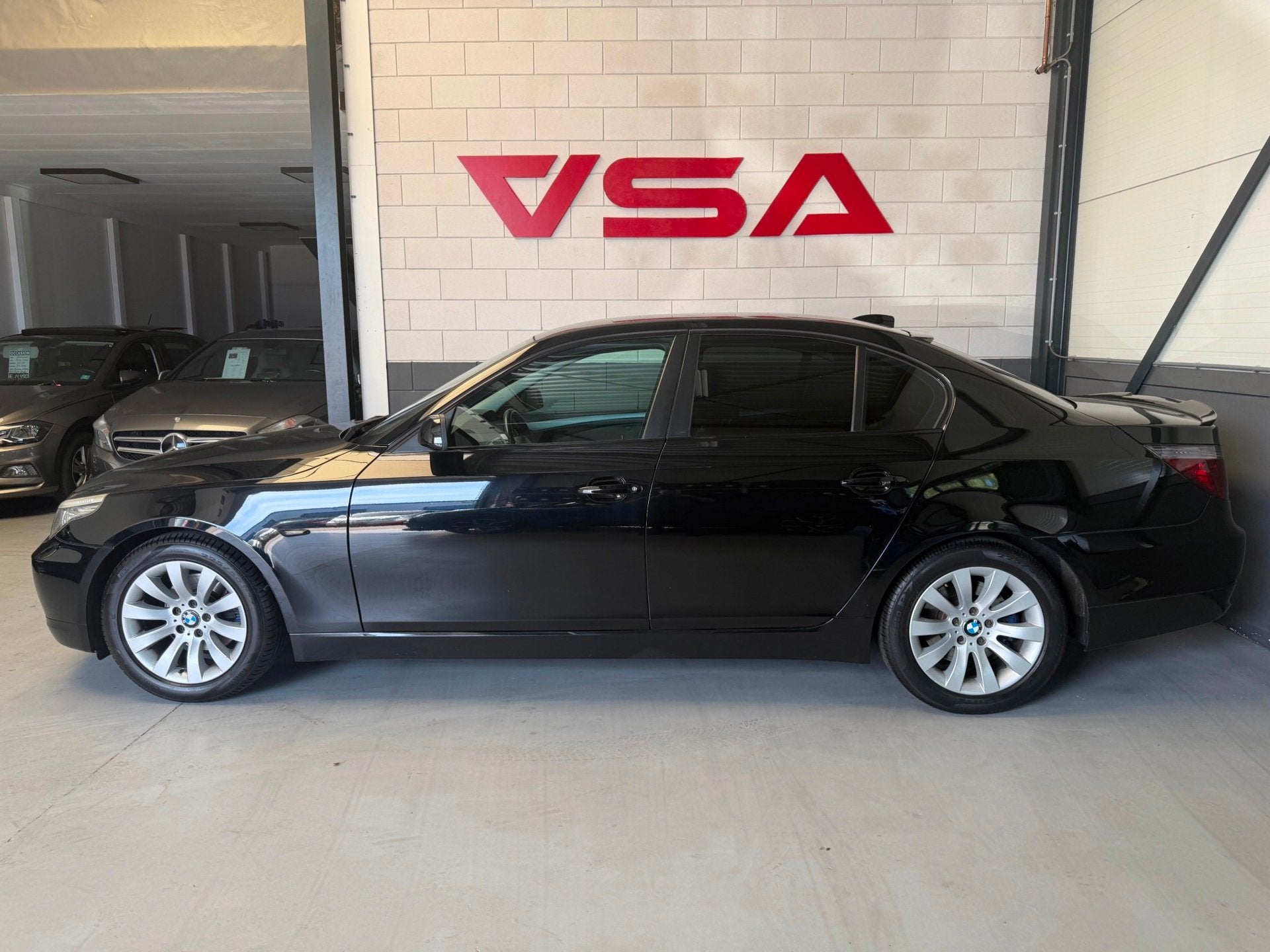BMW 5-serie 520i Corporate Lease Business Line Edition I|Car, Auto's, BMW, Automaat, Achterwielaandrijving, Zwart, 4 cilinders