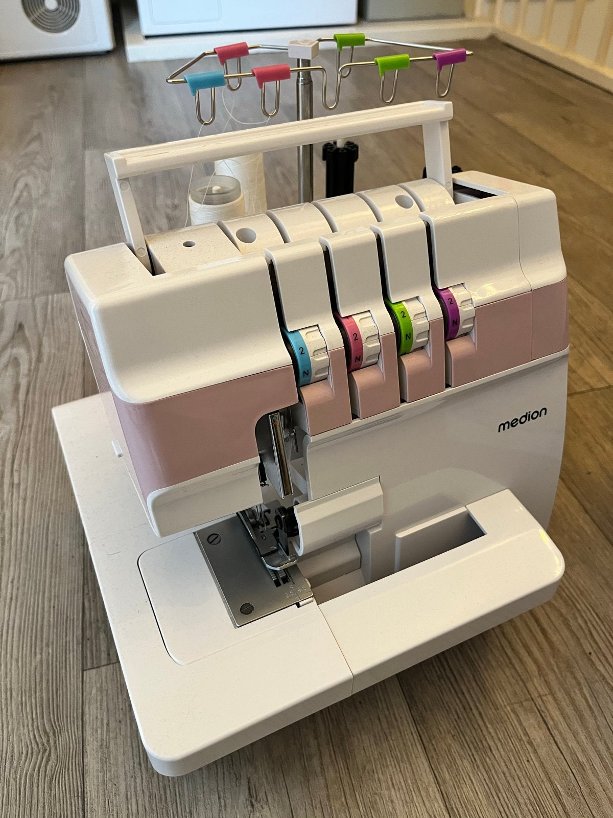 Medion MD 19169 Overlockmachine - Zo goed als nieuw, Hobby en Vrije tijd, Ophalen of Verzenden, Zo goed als nieuw, Lockmachine