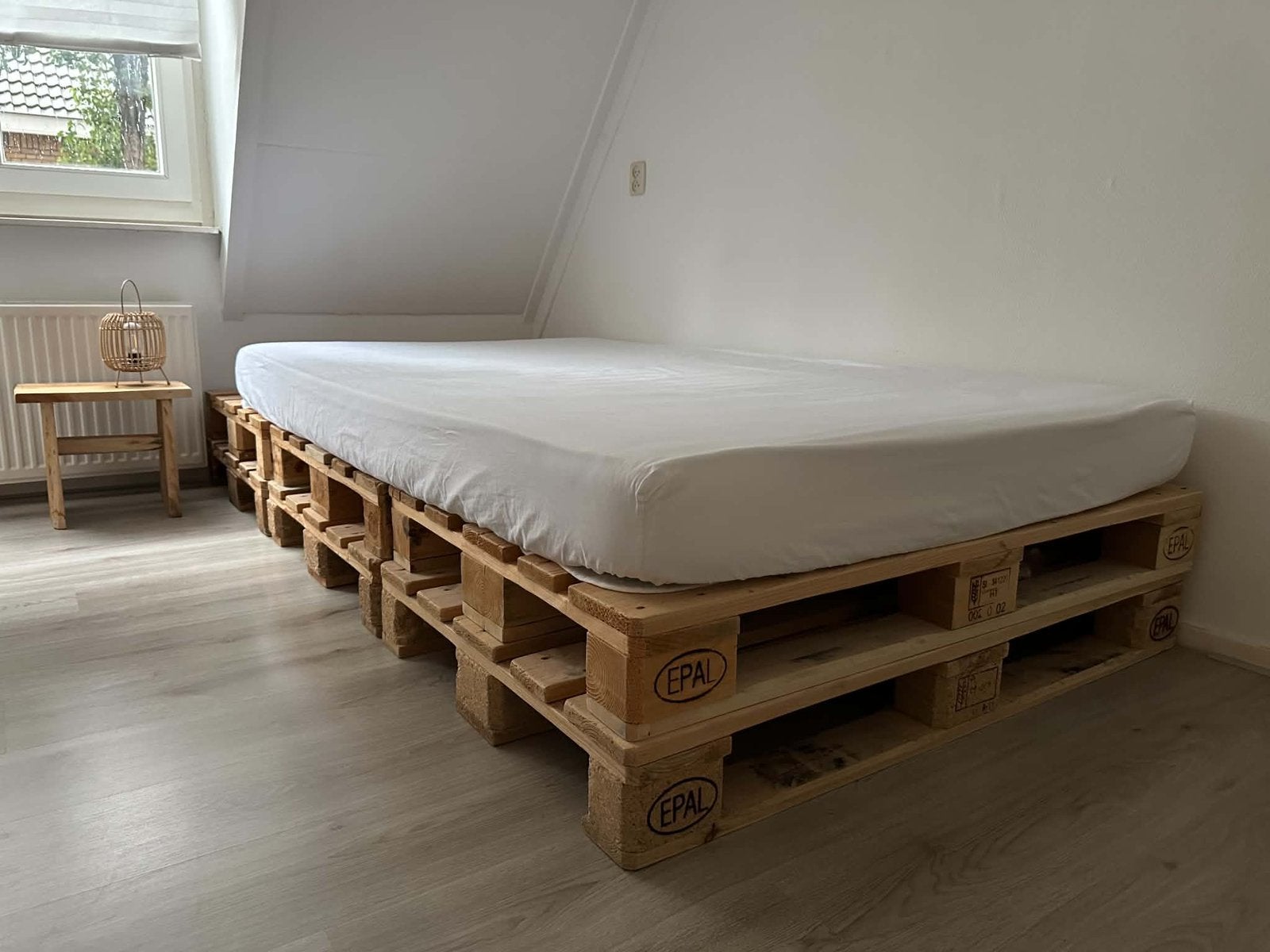 Bed van 6 geschuurde euro pallets incl. matras 120 cm breed, Ophalen, Zo goed als nieuw, Twijfelaar, 120 cm