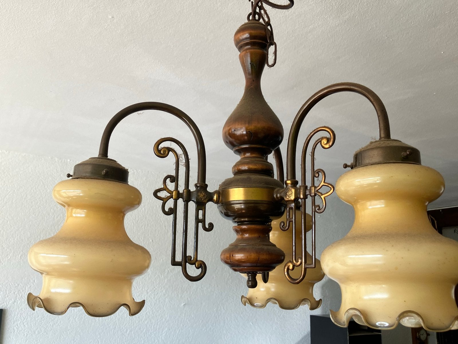 Vintage Houten Kroonluchter met Glazen Kappen, Ophalen, Gebruikt, Hout, E27 (groot)