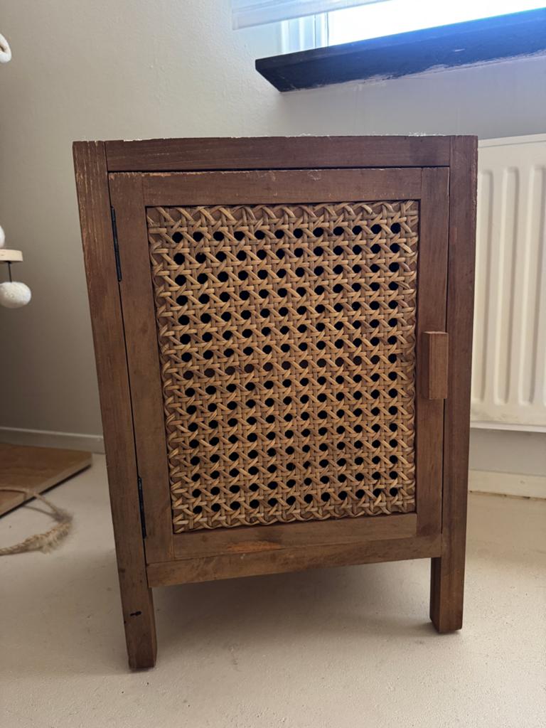 Nachtkastje met rotan deur - DIY project, Huis en Inrichting, Slaapkamer | Nachtkastjes, Gebruikt, 55 tot 70 cm, Minder dan 45 cm