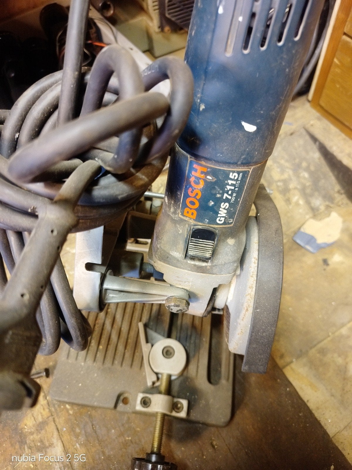 Bosch GWS 7-115 haakse slijpmachine met standaard, Ophalen of Verzenden, Gebruikt, Minder dan 700 watt, Haakse handslijpmachine