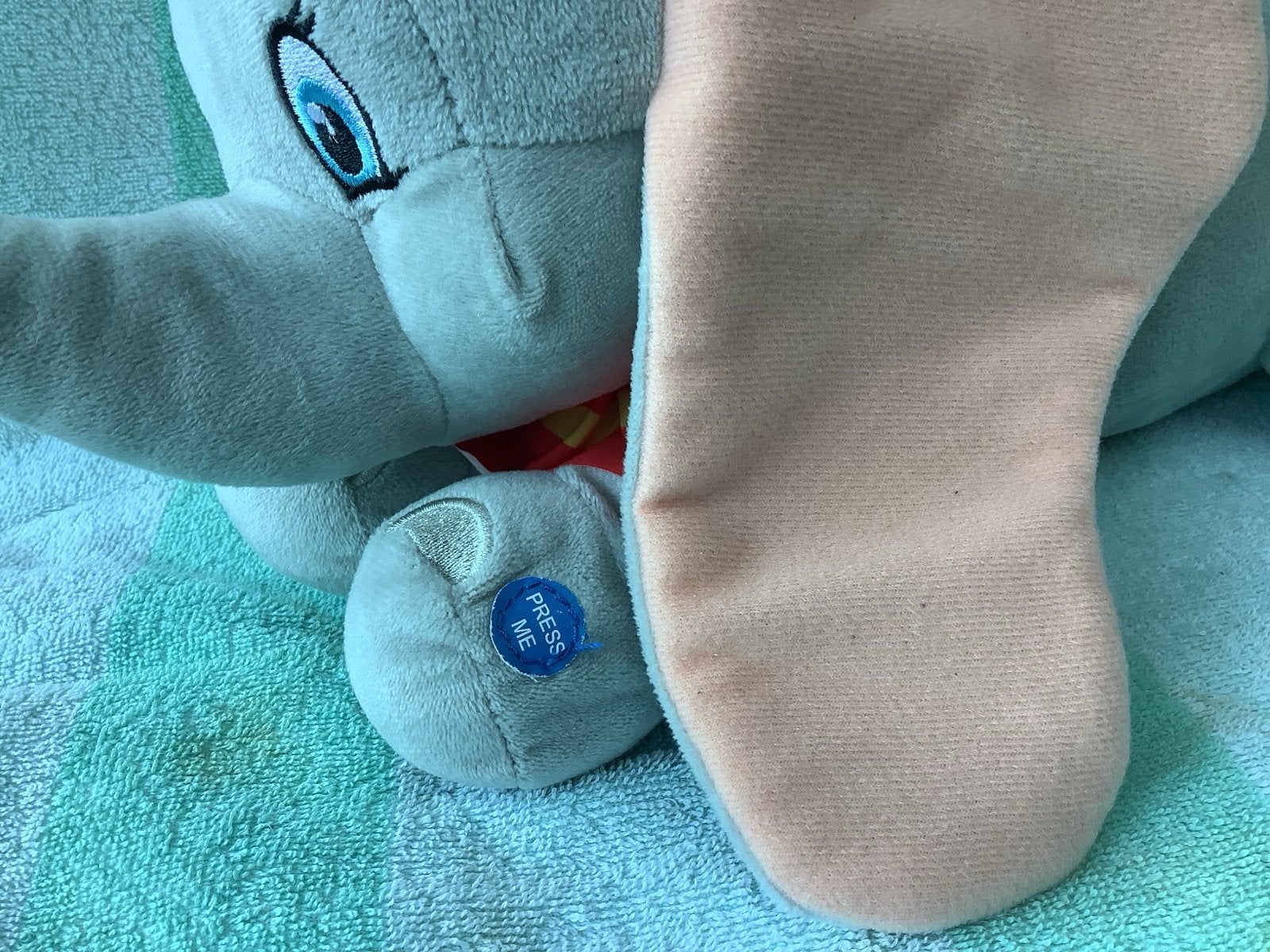 Disney Dombo de vliegende olifant knuffel met geluidjes KIKA, Grijs, Ophalen of Verzenden, Zo goed als nieuw, Middelgroot (20 tot 80 cm)