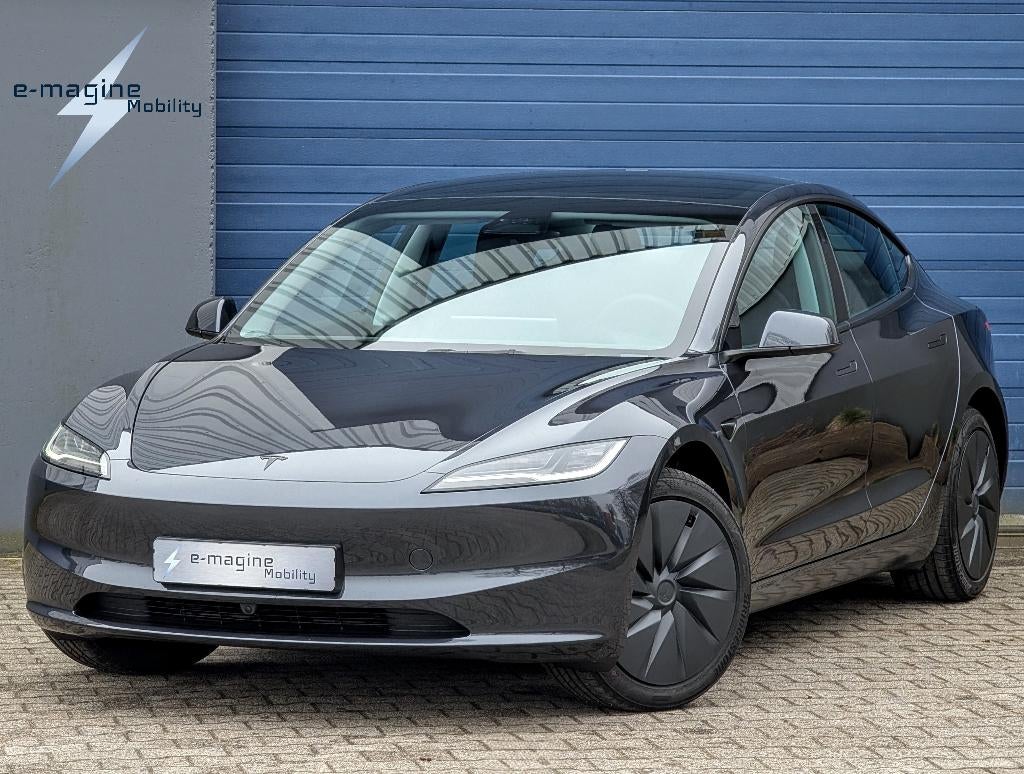 Tesla Model 3 Achterwielaandrijving, Stealth Grey 25-02-2026, Auto's, Tesla, Automaat, Euro 6, Startonderbreker, Leder en Stof