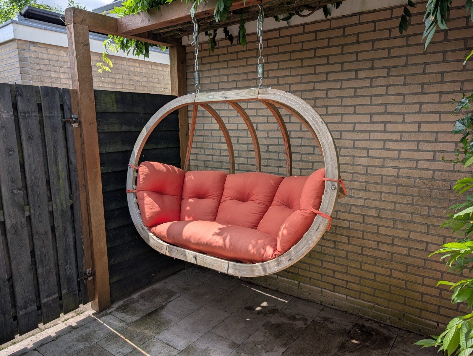 Amazonas Hangstoel Globo Royal met rood kussen, Ophalen of Verzenden, Gebruikt, Hout, Schommelbank