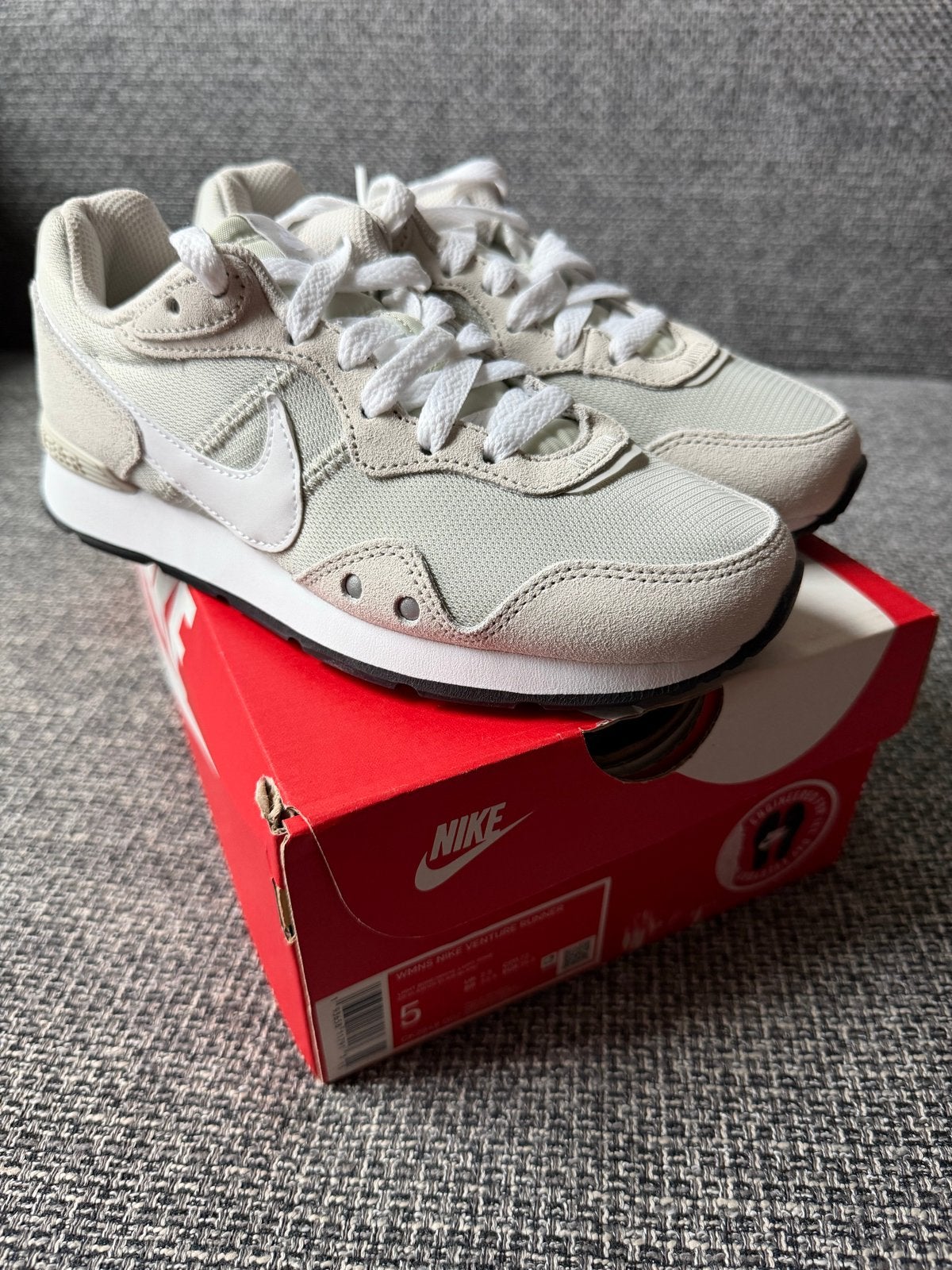 Nike Venture Runner - Maat 35.5 (US 5W) - Nieuw in doos, Beige, Nieuw, Ophalen of Verzenden, Sneakers of Gympen