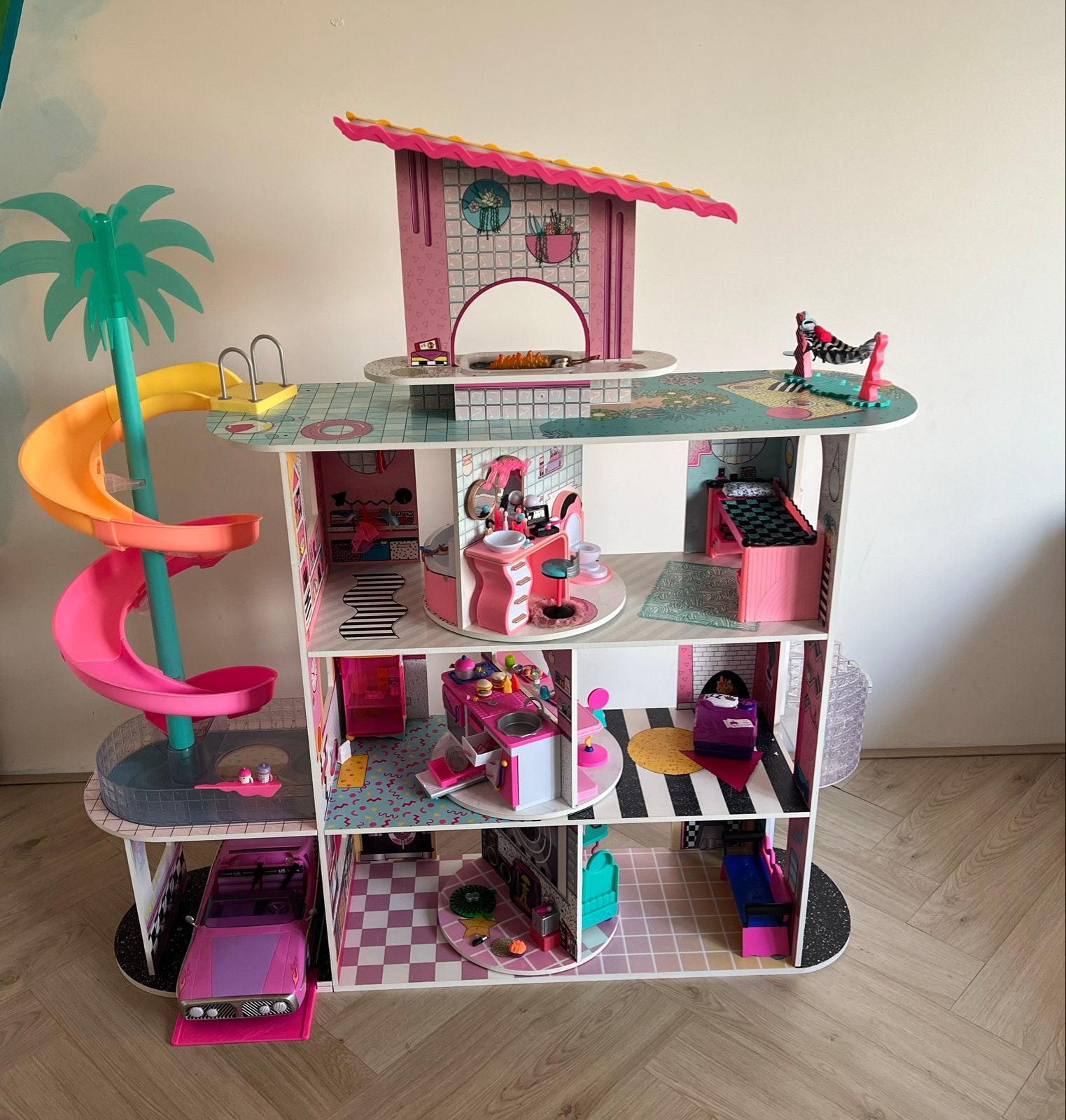 LOL Huis met draaiplateaus en accessoires - Zo goed als nieu, Kinderen en Baby's, Ophalen, Zo goed als nieuw, Poppenhuis