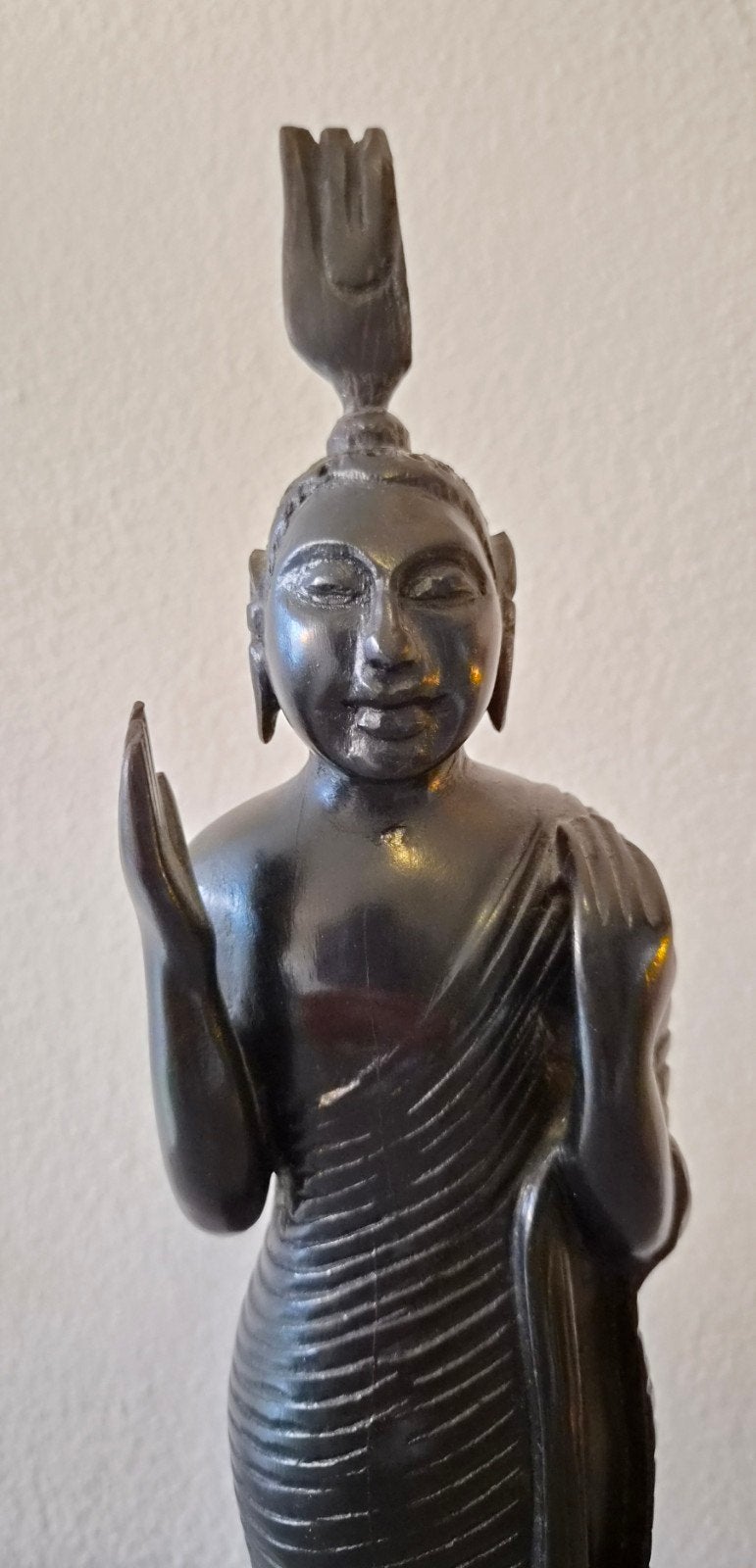 Boeddhabeeld, gesneden uit zwart ebbenhout staande Boeddha, Antiek en Kunst, Houtsnijwerk, Ophalen of Verzenden, Hout, Azië