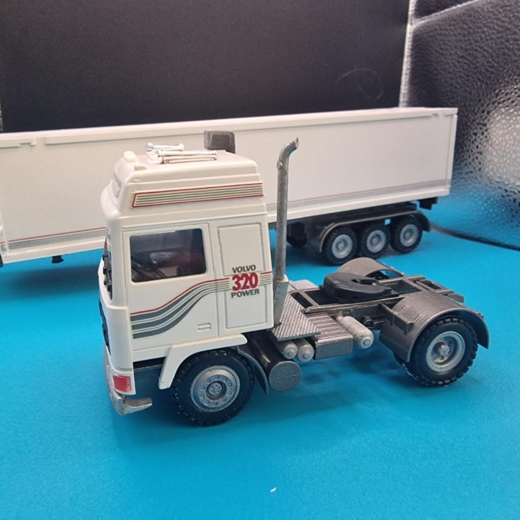 Conrad Volvo F10 intercooler Globbetrotter, Hobby en Vrije tijd, Modelauto's | 1:50, Ophalen of Verzenden, Nieuw, Bus of Vrachtwagen