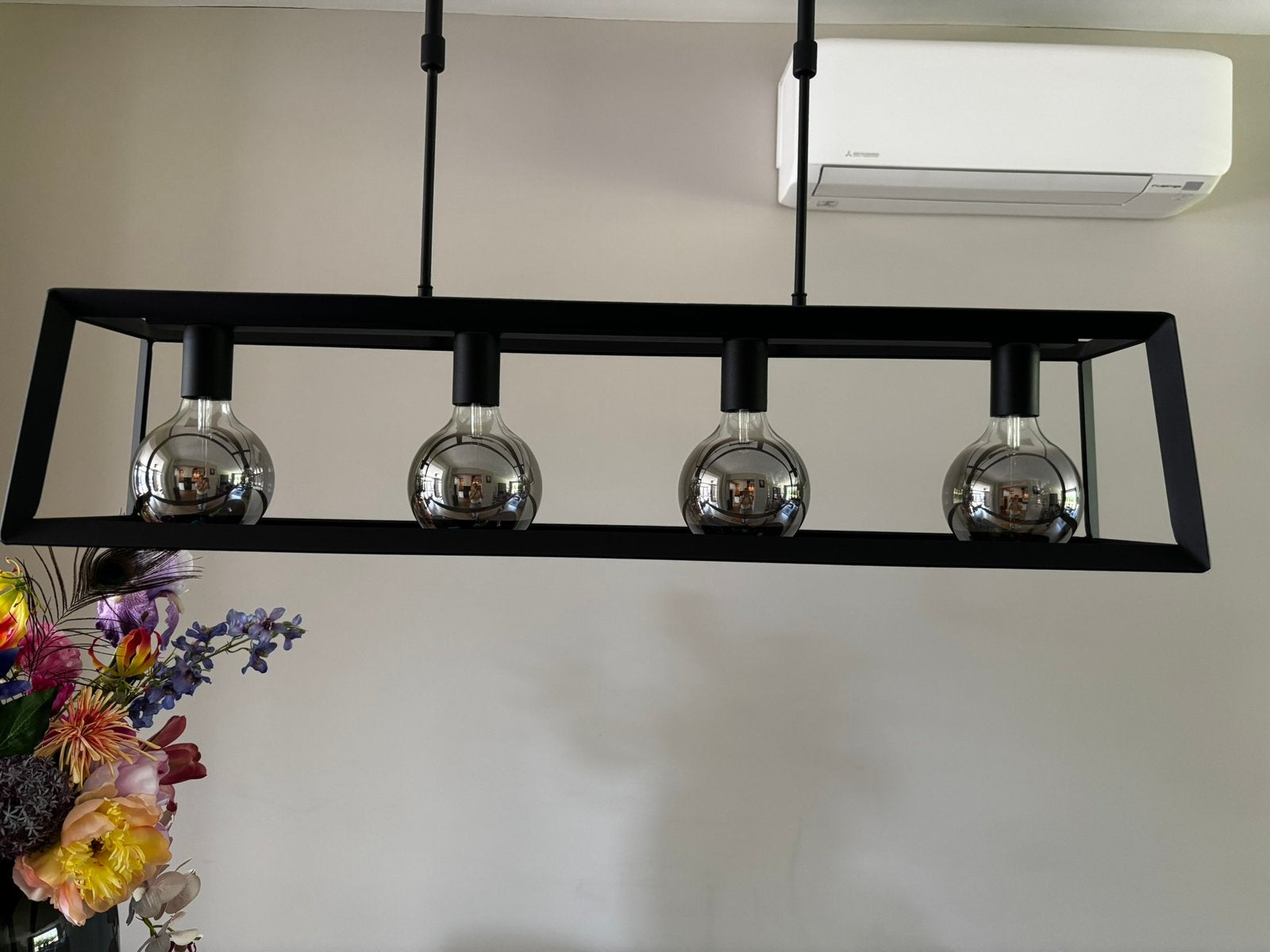 Zwart metalen hanglamp met rookglas bollen, Huis en Inrichting, Lampen | Hanglampen, Ophalen, Gebruikt, Metaal