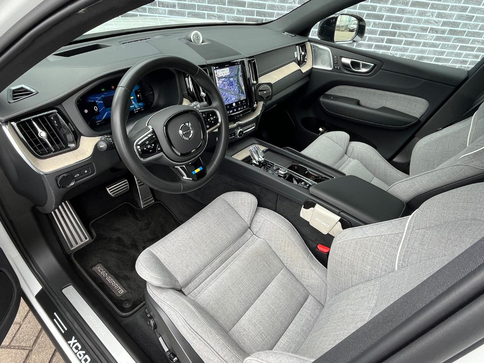 Volvo XC60 2.0 T8 Plug-in Hybrid AWD Ultimate Dark | PHEV |, Auto's, Volvo, Stof, Euro 6, 4 cilinders, 180 min