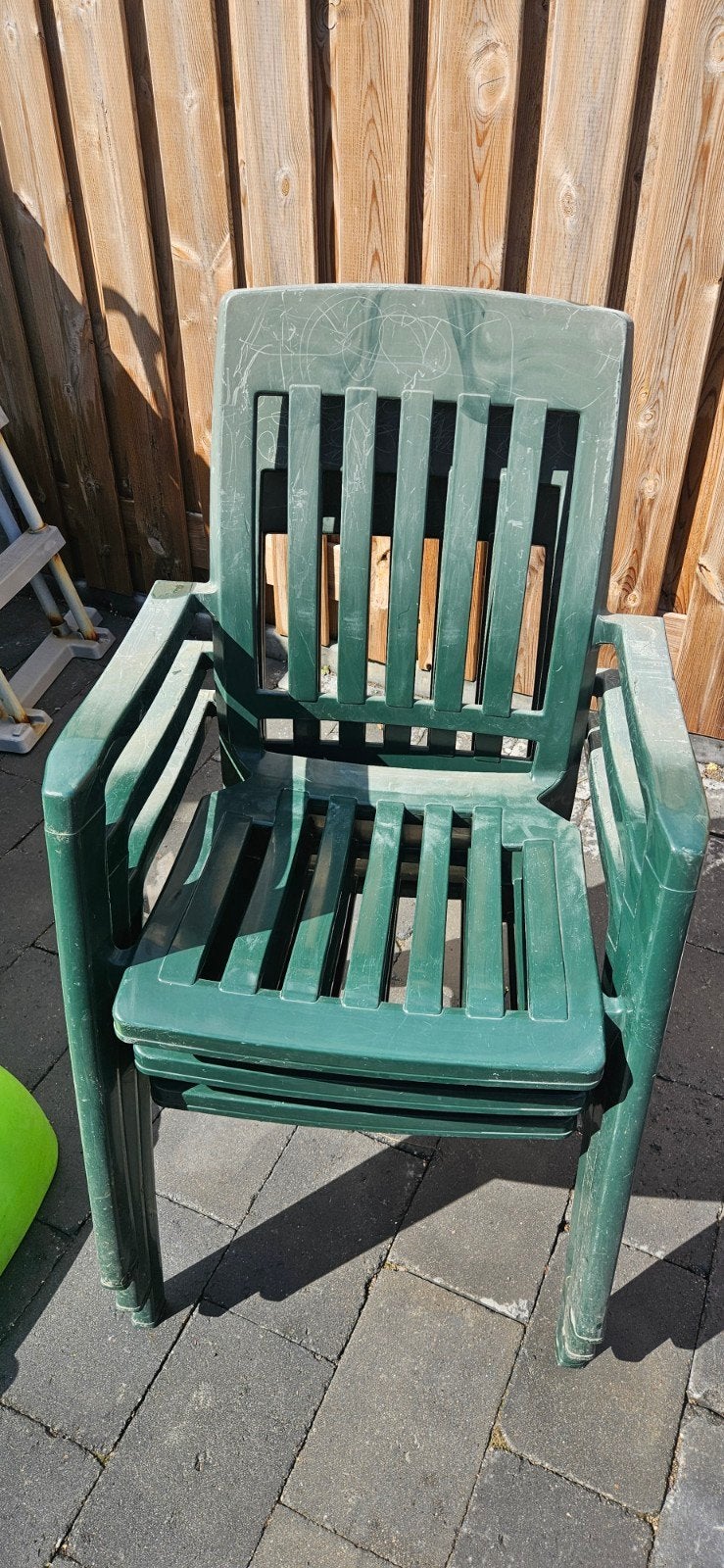 Groene kunststof tuinstoelen, gebruikt maar stevig, Tuin en Terras, Tuinstoelen, Ophalen, Gebruikt, Kunststof, Stapelbaar