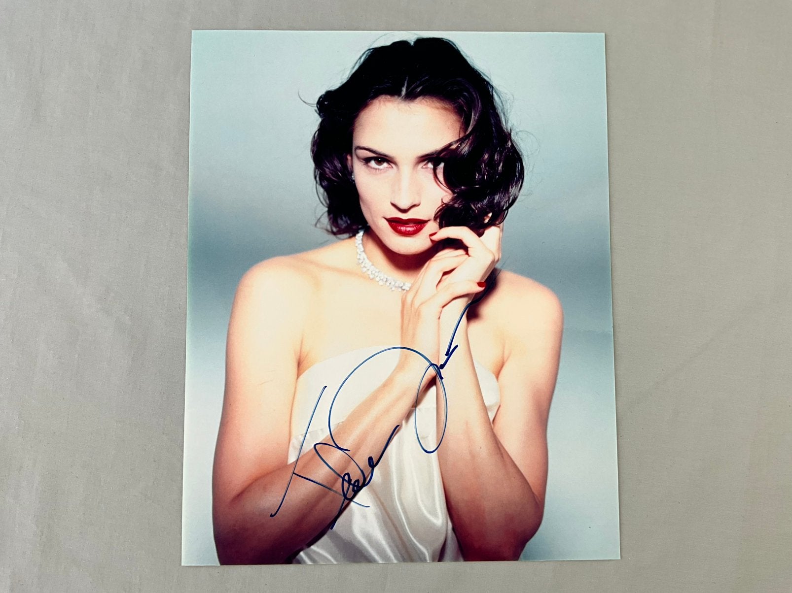 Famke Janssen - gesigneerde foto met COA, Ophalen of Verzenden, Nieuw, Film, Foto of Kaart
