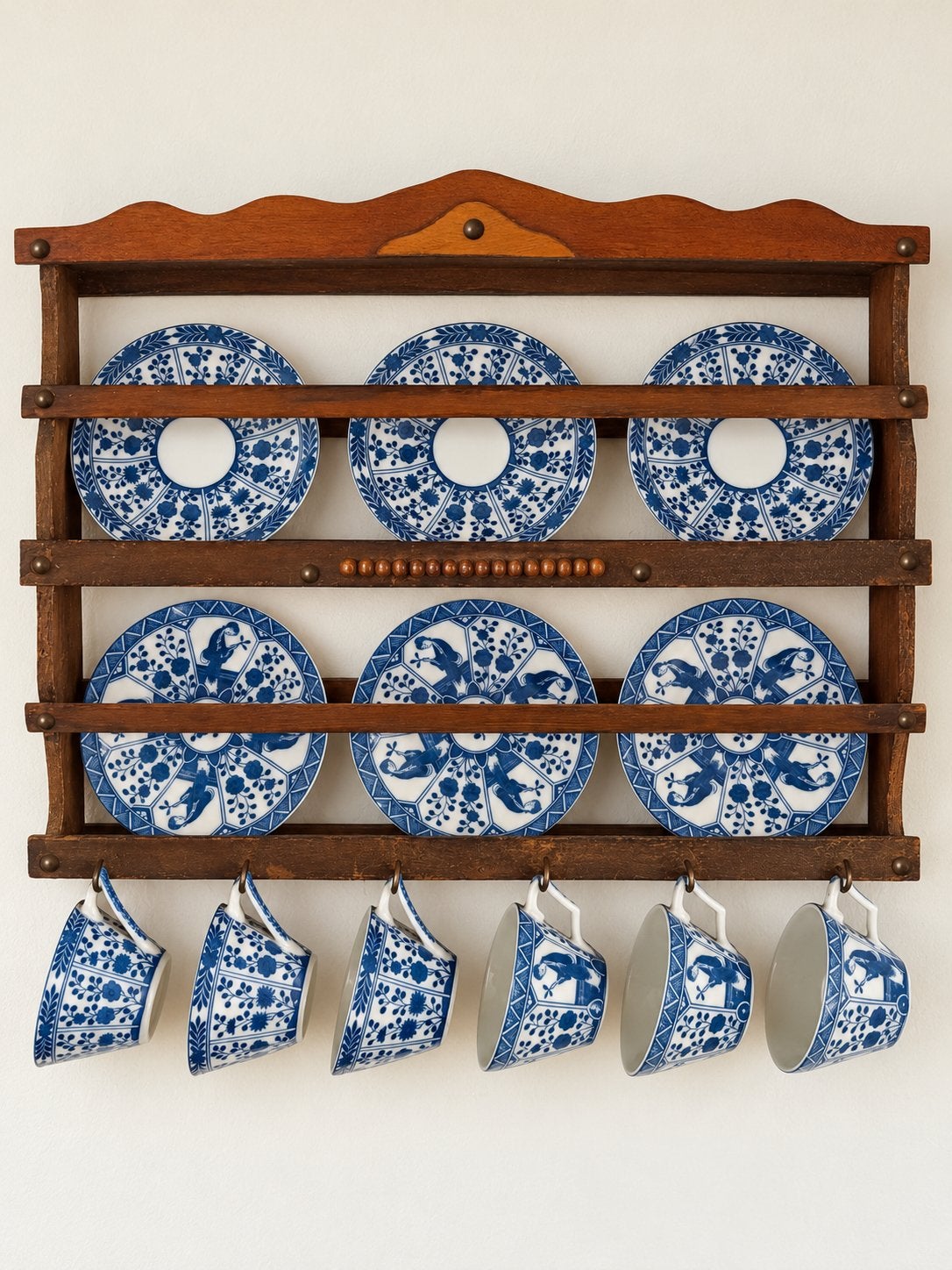 Houten wandrek met 6 blauw-witte kopjes en schotels, Ophalen of Verzenden