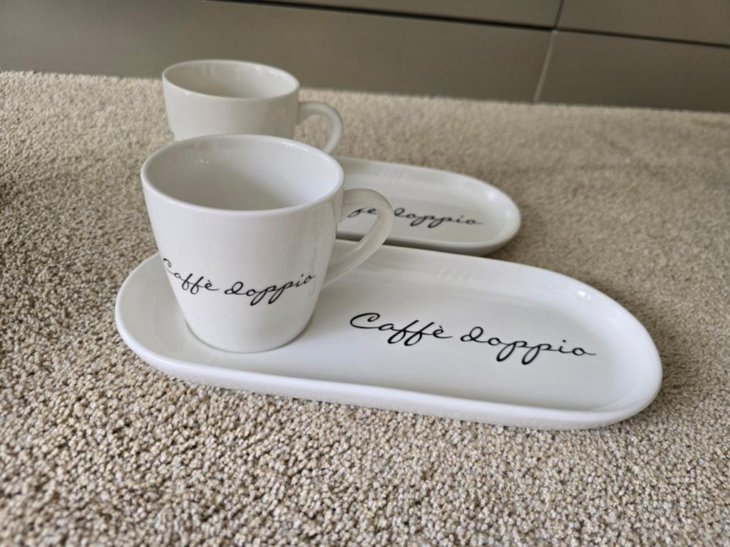 Riviera Maison Caffe Doppio kopjes met schotels (2 stuks), Nieuw, Ophalen of Verzenden, Overige stijlen, Kop(pen) en/of Schotel(s)