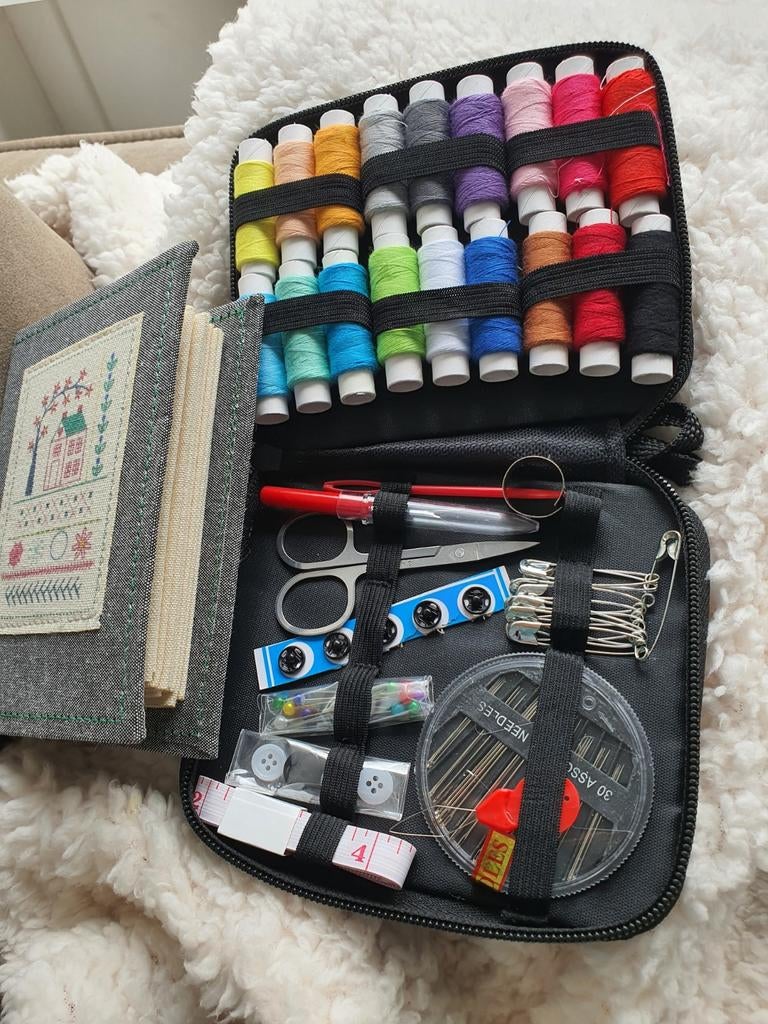 Naaisetje in etui met garen, naalden en andere spullen, Ophalen of Verzenden