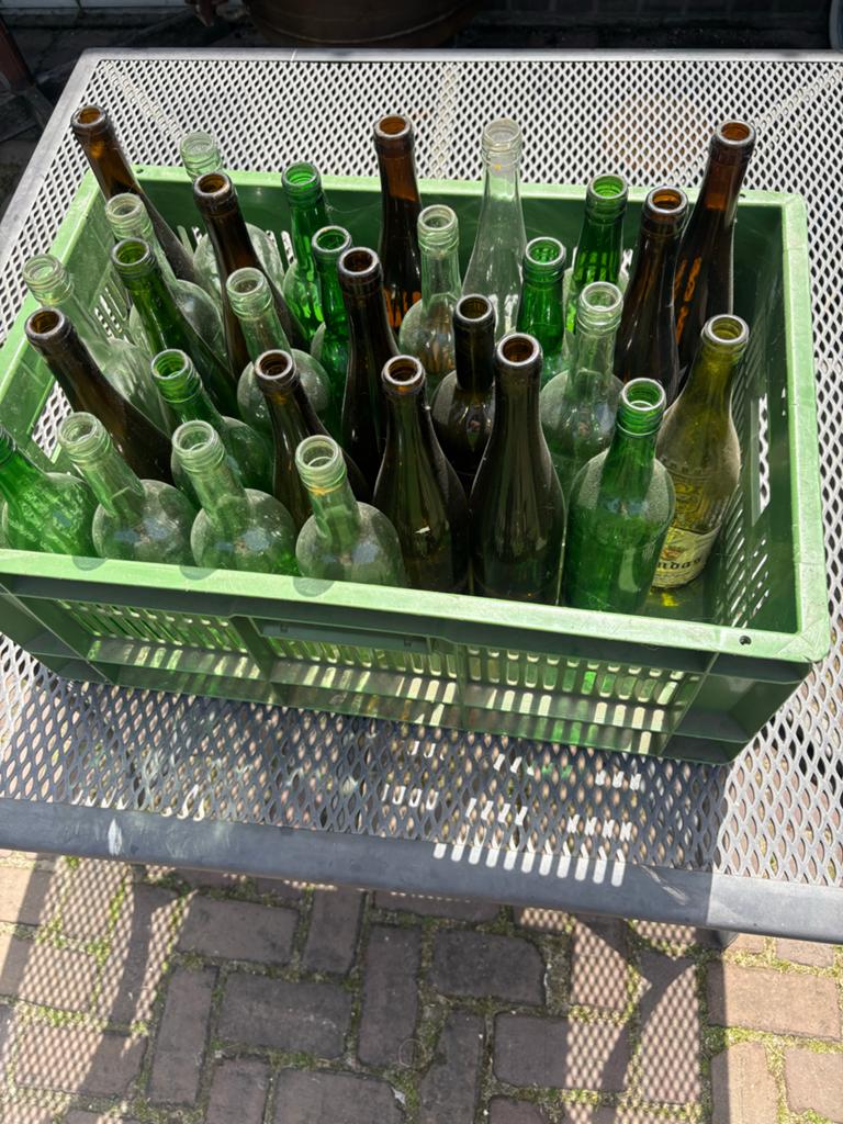 Diverse wijnflessen met kunststof krat, Verzamelen, Ophalen, Gebruikt