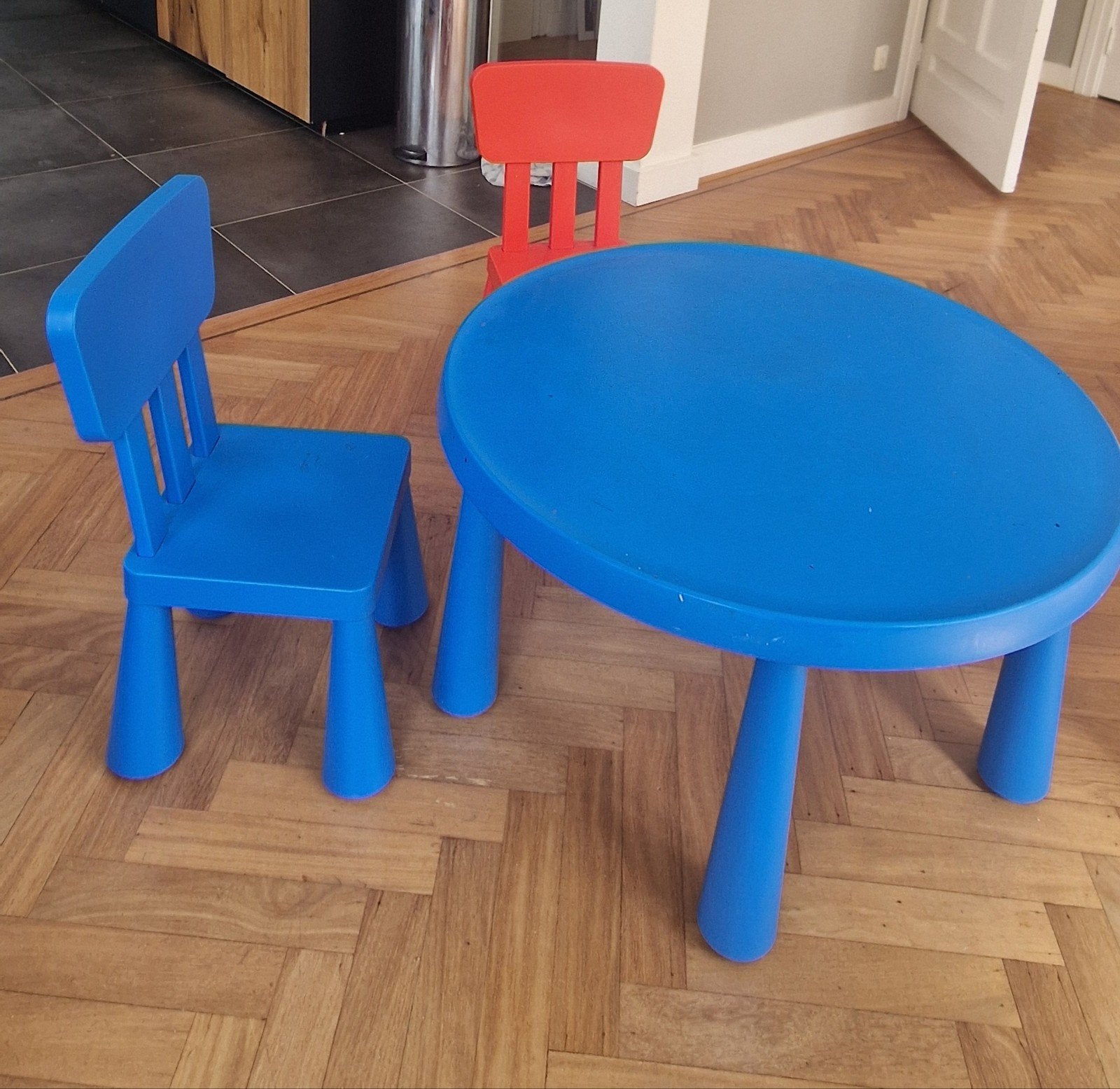 IKEA Mammut kindertafel en stoelen (blauw/rood), Ophalen, Gebruikt, Tafel(s) en Stoel(en)