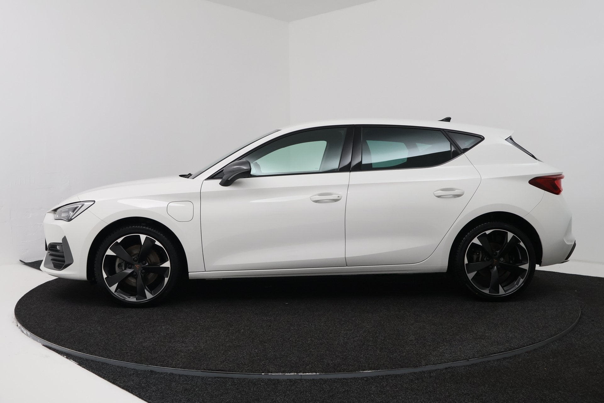 CUPRA Leon 1.4 e-Hybrid VZ 245PK (STOELVERWARMING, STUURVERW, Auto's, Gebruikt, 4 cilinders, Leon, Leder en Stof