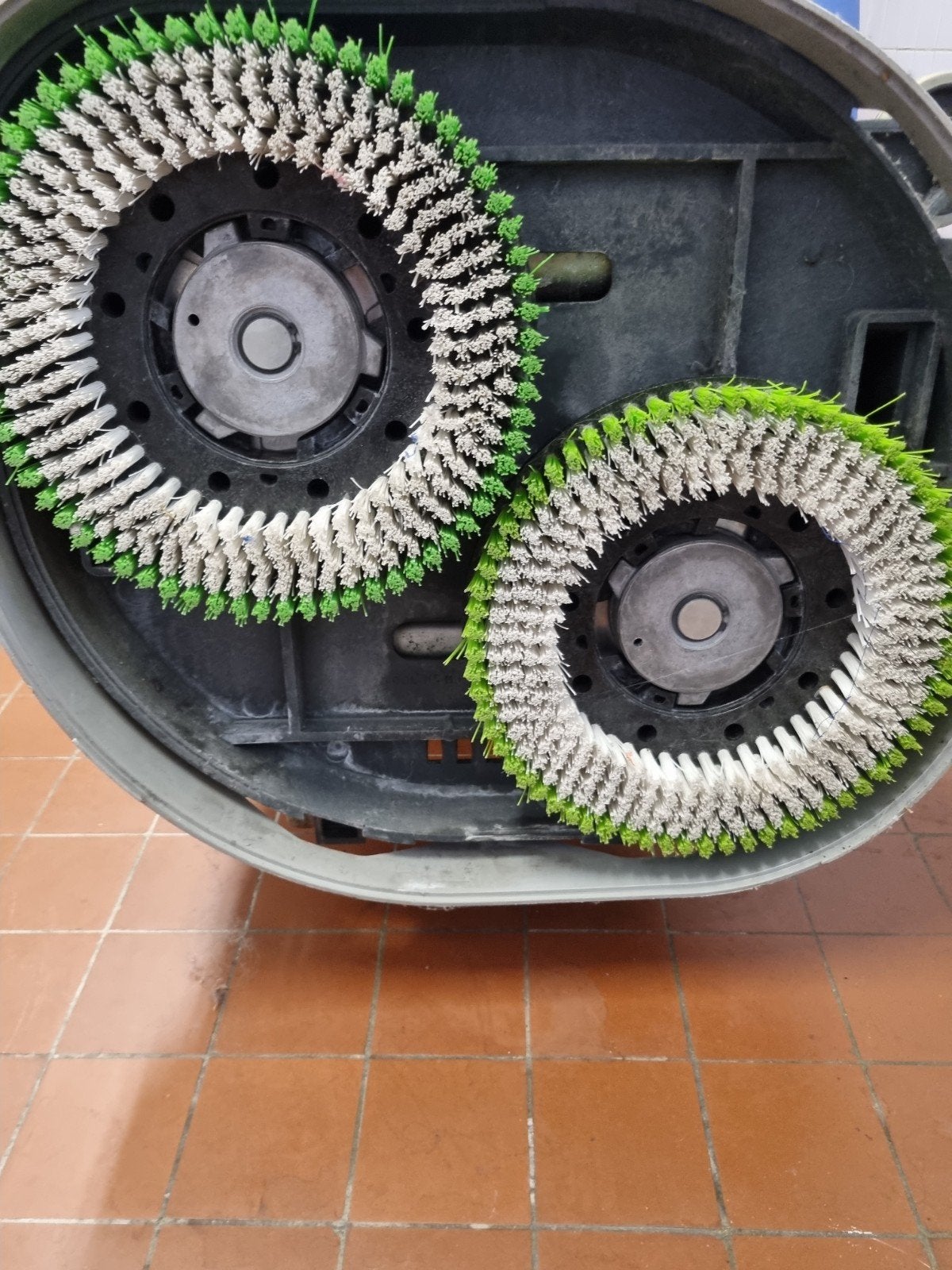 Numatic schrobzuigmachine TTB 4552/100S met 2 accu's, Ophalen, Zo goed als nieuw