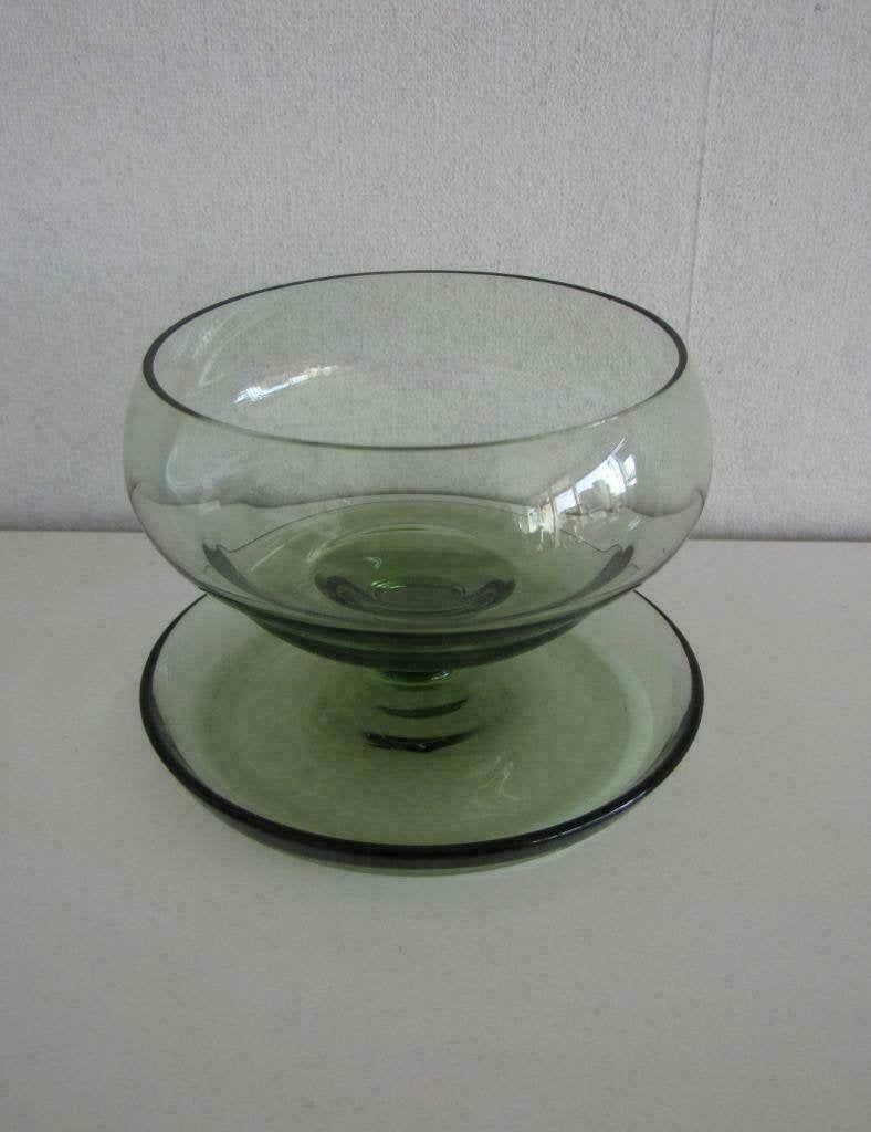 Groen glazen coupe met voet en omgekrulde rand, Ophalen