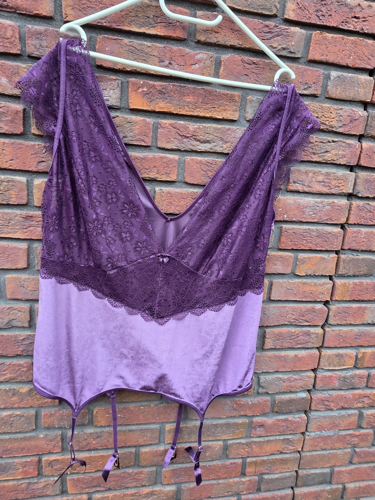 lingerie setje: body met jarretels en string maat 52, Kleding | Dames, Ondergoed en Lingerie, Ophalen of Verzenden, Paars, Setje