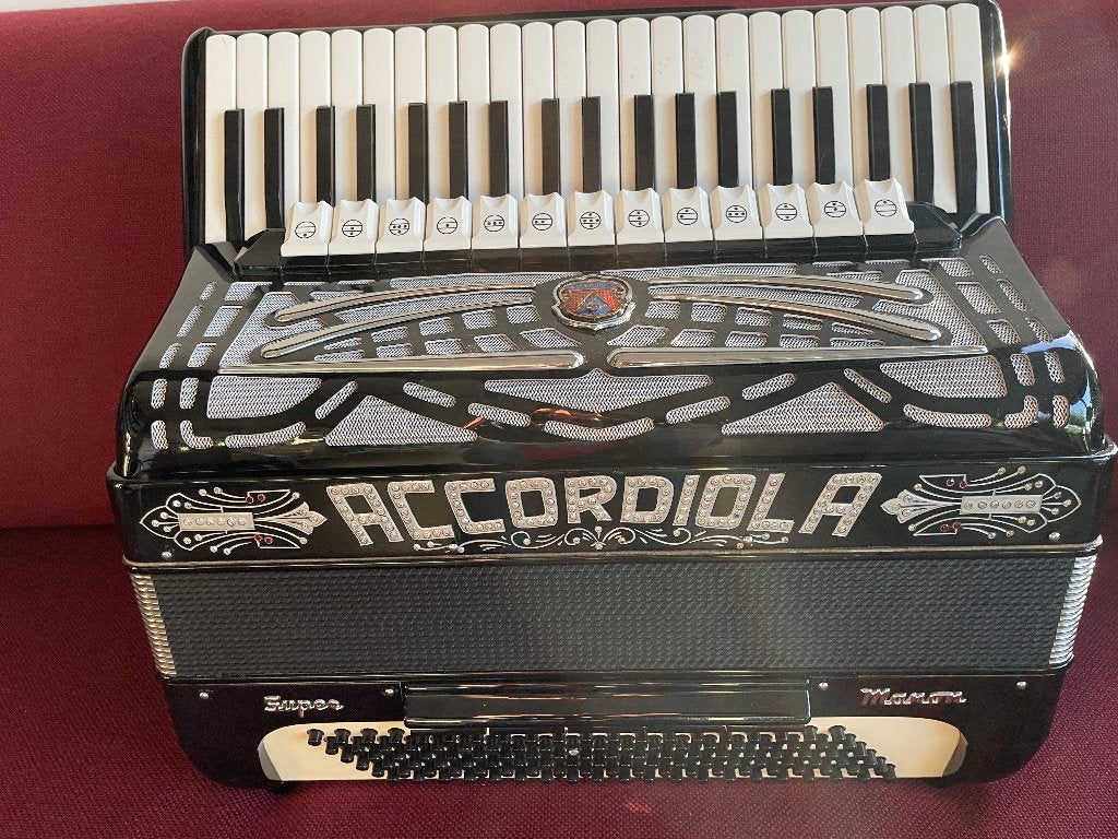 Italiaanse Accordiola Super Manon accordeon.5 korig .Z.g.a.n, Muziek en Instrumenten, Met koffer, 120-bas, Toetsaccordeon, Ophalen of Verzenden