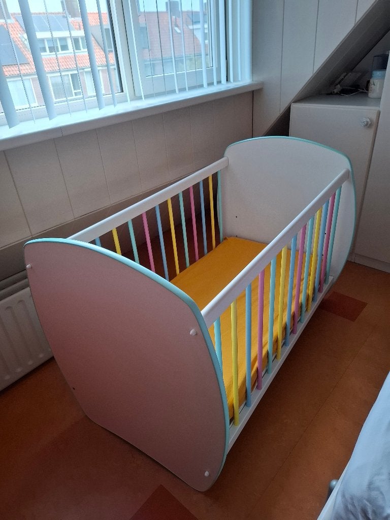 baby/peuter spijlenbedje in vrolijke kleuren, Ophalen, Gebruikt, Ledikant