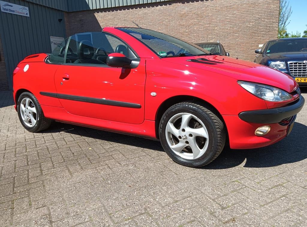 Peugeot 206 cc cabrio 2002 Rood met nieuwe apk!, Auto's, Voorwielaandrijving, Zwart, 4 cilinders, Cabriolet