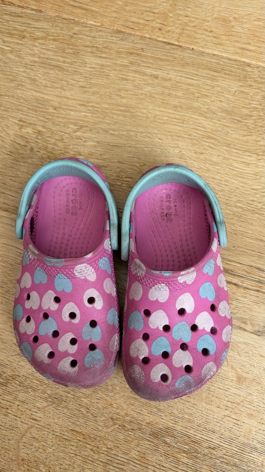 Roze Crocs met hartjes, maat 24/25 (C8), Ophalen of Verzenden, Gebruikt, Meisje, Schoenen