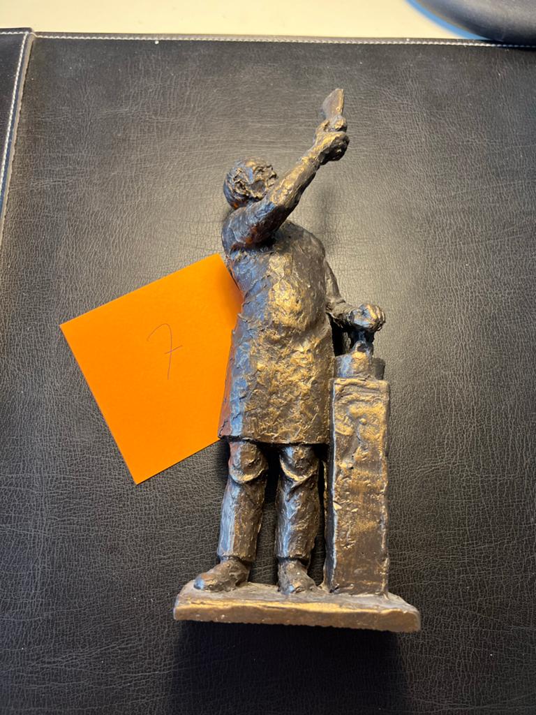 Beeldje 'De Schoenmaker' van steen - Gemeente Loon op Zand, Antiek en Kunst, Minder dan 20 cm, Ophalen of Verzenden, Gemerkt, Steen of Keramiek