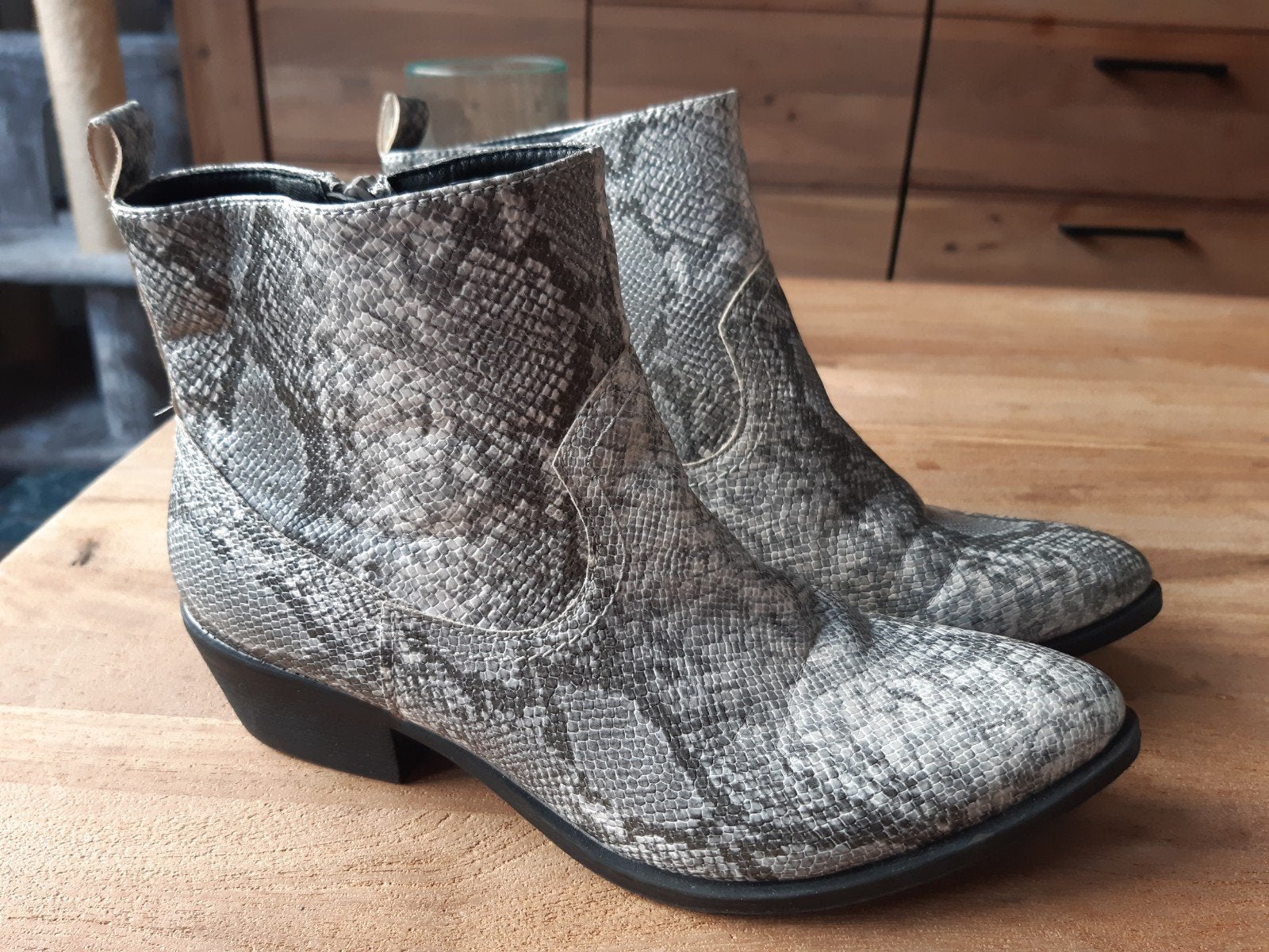 C&A Halfhoge laarsjes dames, maat 38, slangenprint, Lage of Enkellaarzen, Ophalen of Verzenden, Zo goed als nieuw, Grijs