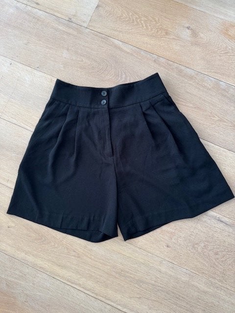Nieuwe zwarte korte bandplooi broek, Kleding | Dames, Broeken en Pantalons, Maat 38/40 (M), H&M, Kort, Zwart