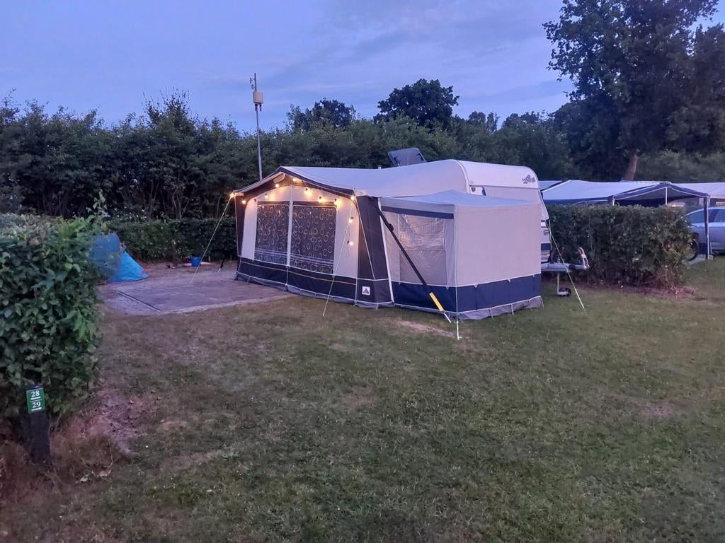 Fendt Saphir 470 TFB (2003) – Met voortent & vaste luifel, Caravans en Kamperen, Caravans, Rondzit, Frans bed, Particulier, Stabilisator